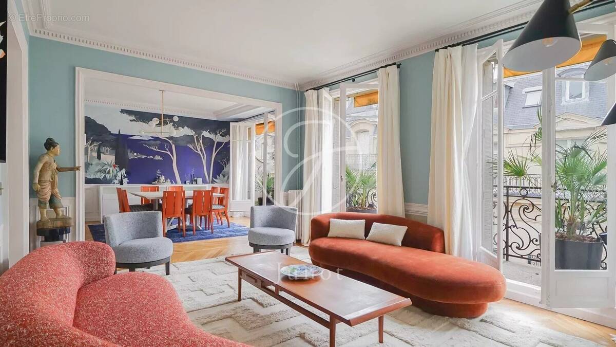 Appartement à PARIS-16E