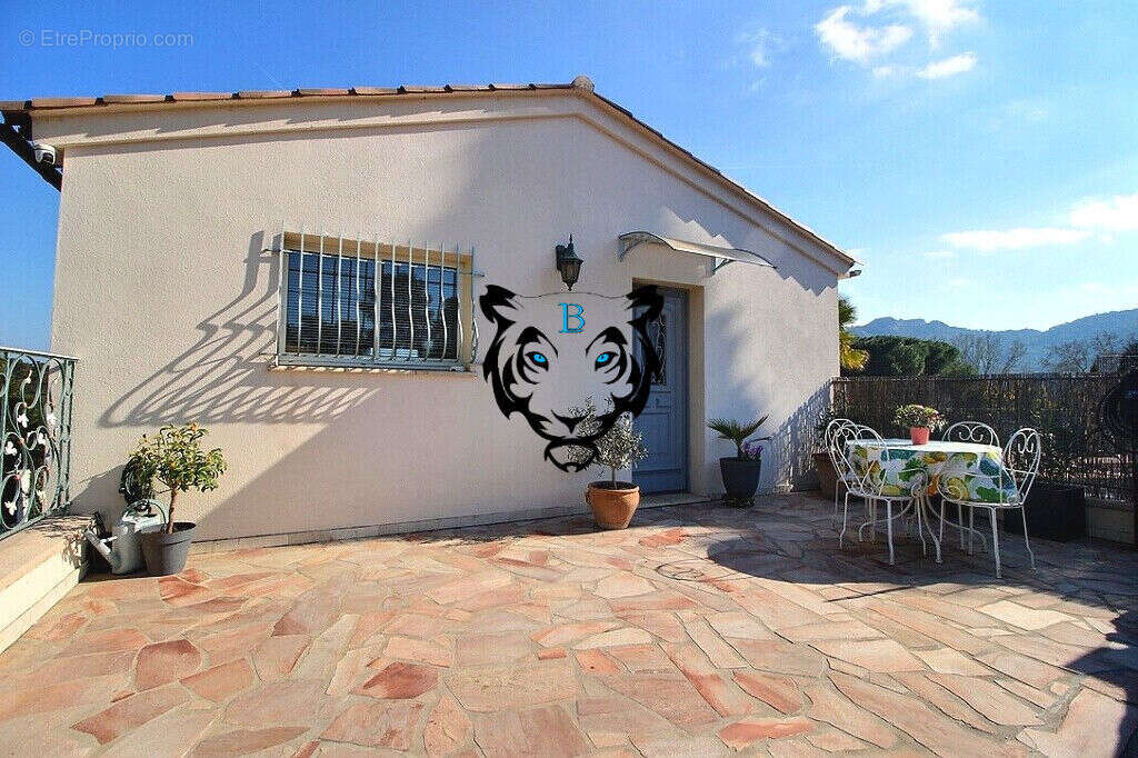 Maison à LE MUY