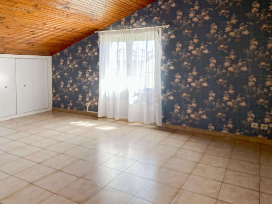 Villa familiale 125m² - 4 chambres + bureau - 2 salles d'eau- Atelier - cave - jardin- abri voitures - photo 13