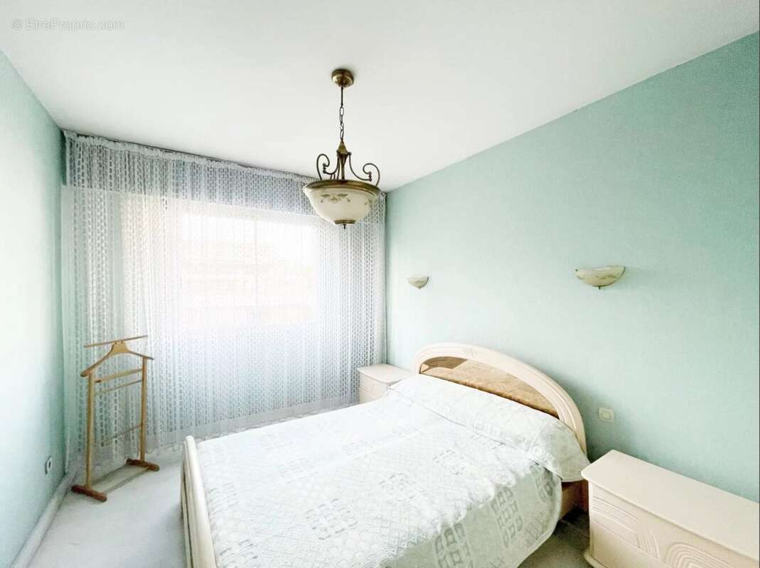 Appartement à SAINT-LAURENT-DU-VAR