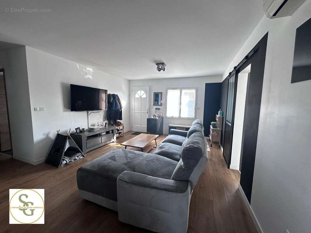   - Maison à LAGRAVE