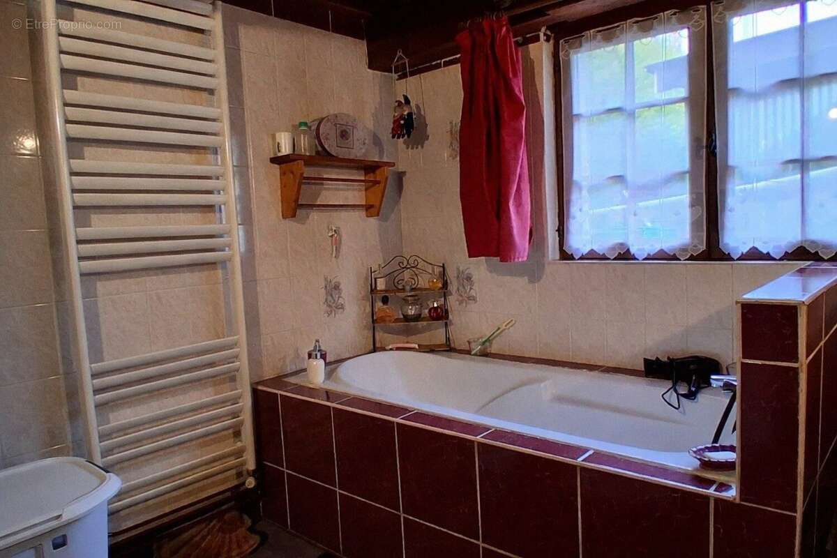 Salle de bains avec baignoire et douche  maison proche Acquigny - Maison à HEUDREVILLE-SUR-EURE