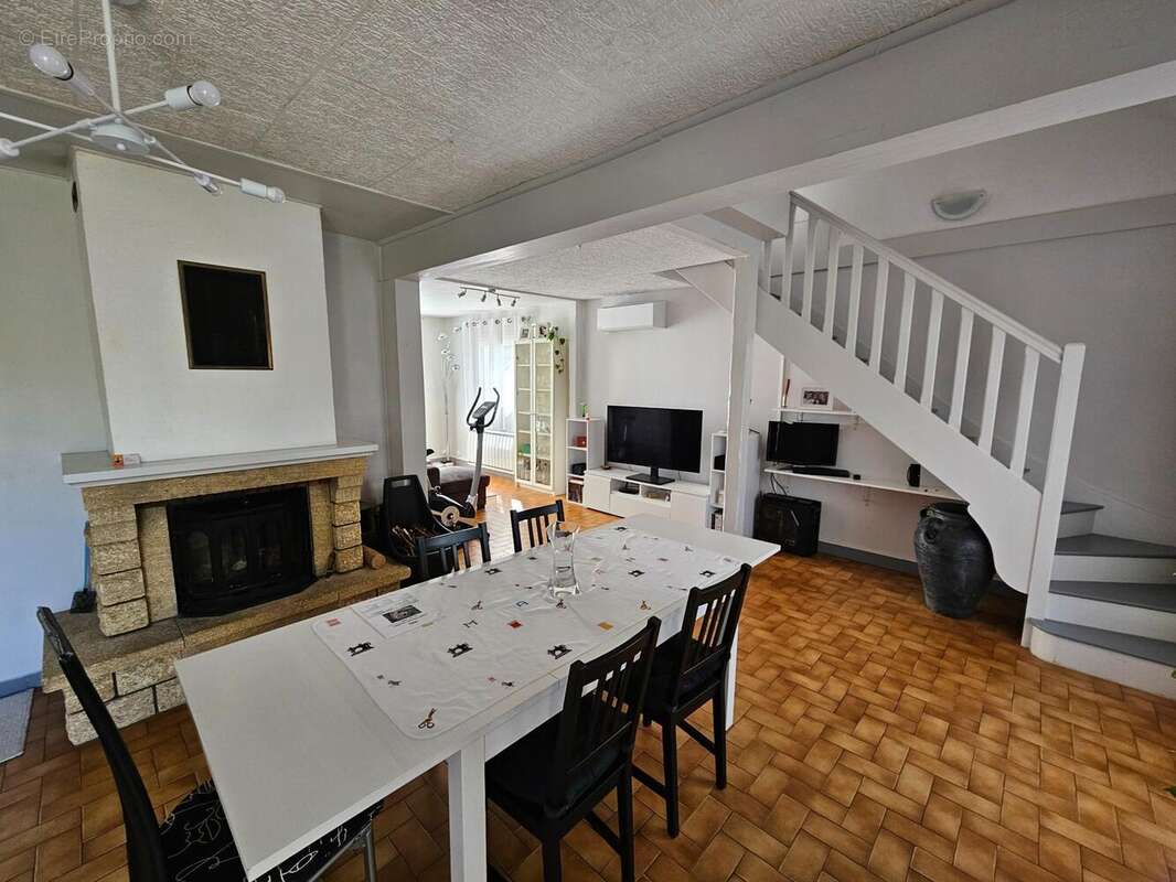 Photo 2 - Maison à SAINT-REMY-EN-ROLLAT