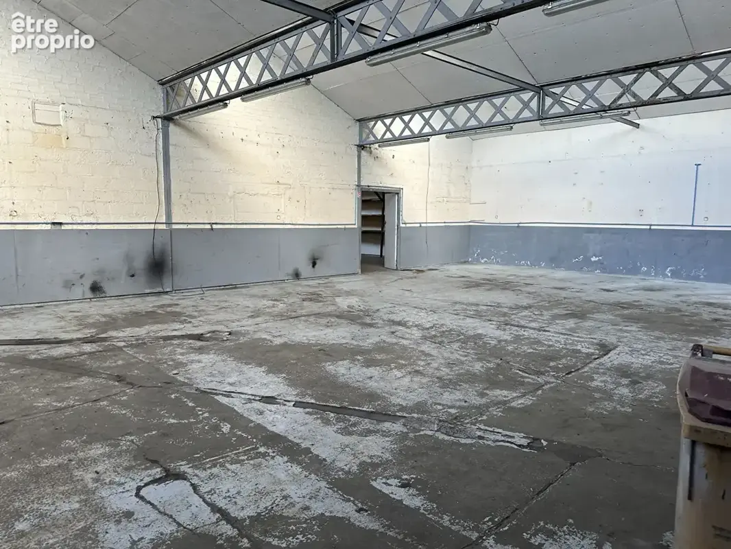 Local professionnel 945m2 + extérieur au coeur de Limas - photo 6