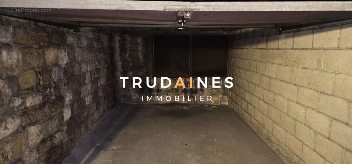 Parking à PARIS-18E