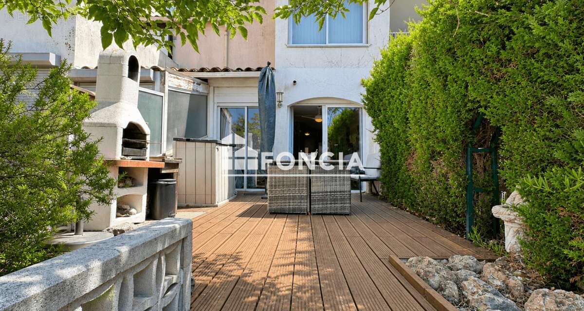 CAP D'AGDE – SECTEUR MALFATO – ÎLE DES MARINAS Appartement rénové en rez-de-jardin avec terrasse sur l'eau, parking privé et acc - photo 2