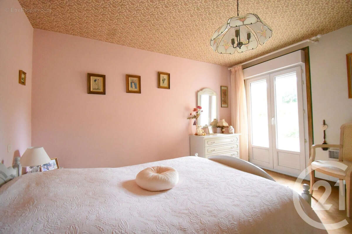 Maison à CREUZIER-LE-VIEUX