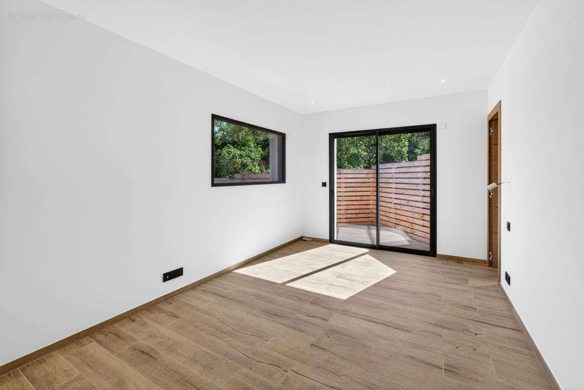 MOUGINS INTERNATIONAL : Villa Neuve avec Ascenseur en Domaine Privé - photo 8