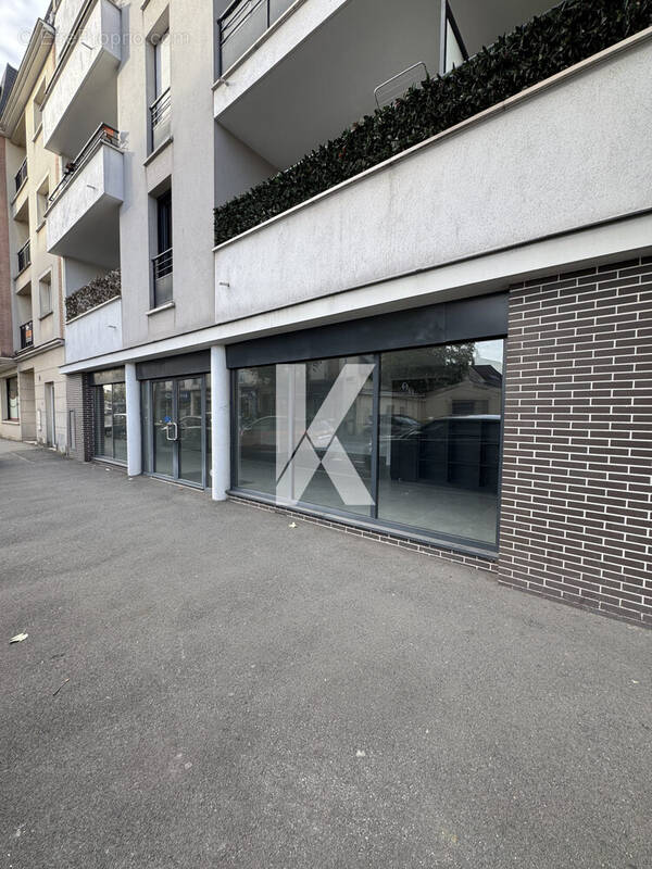 Vitrine - Commerce à VILLEMOMBLE