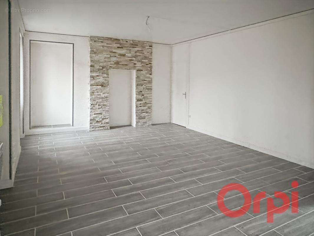 Maison à AINAY-LE-CHATEAU