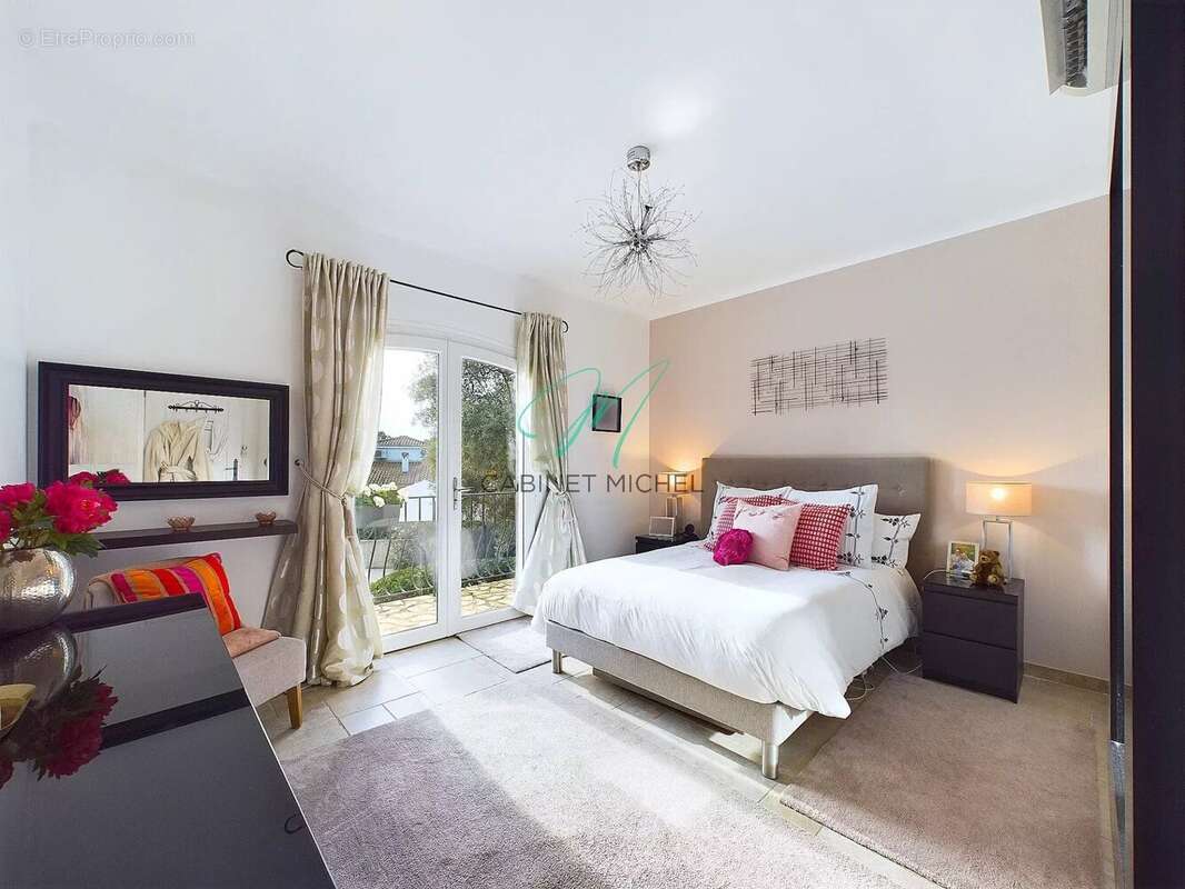 Maison à ROQUEFORT-LES-PINS