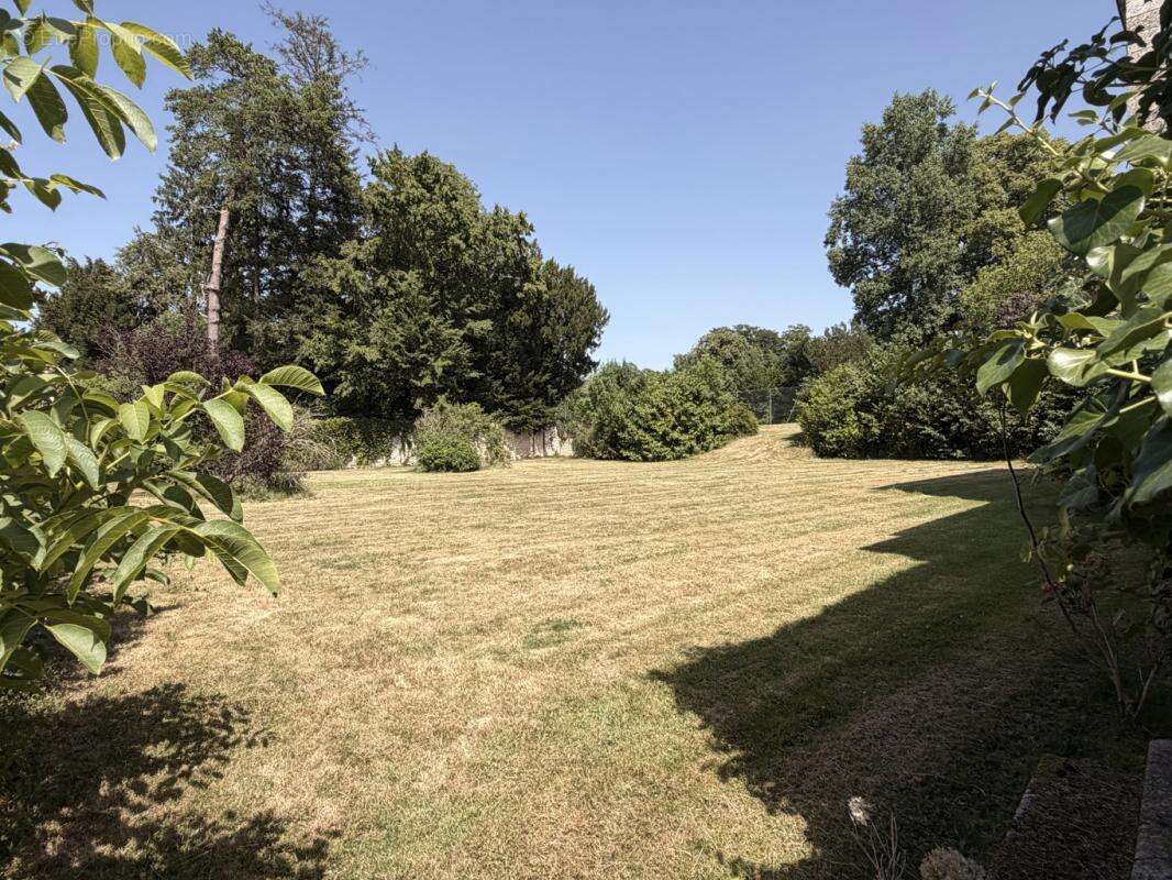 A moins de 2 heures de Paris, Ancien Presbytère de Coulonges-les-Sablons – Propriété de caractère sur un parc de 7 500 m² - photo 5