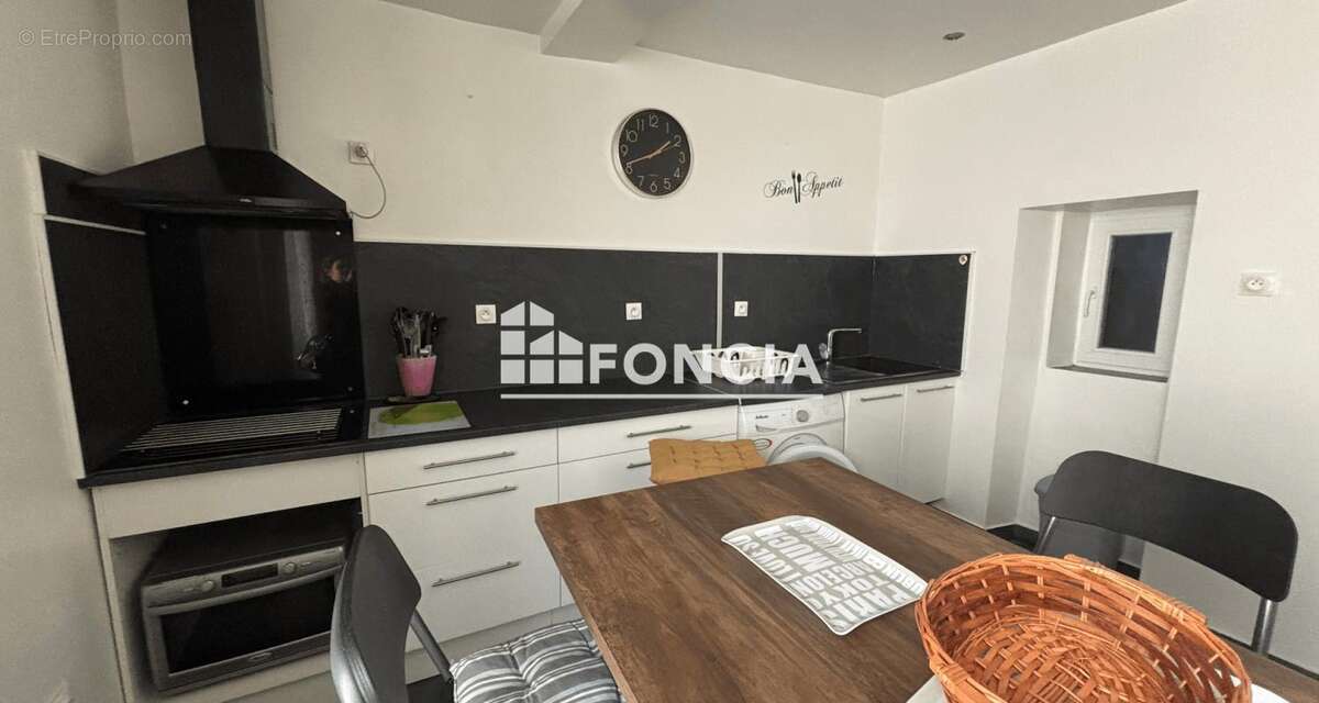 Appartement à SOLLIES-PONT