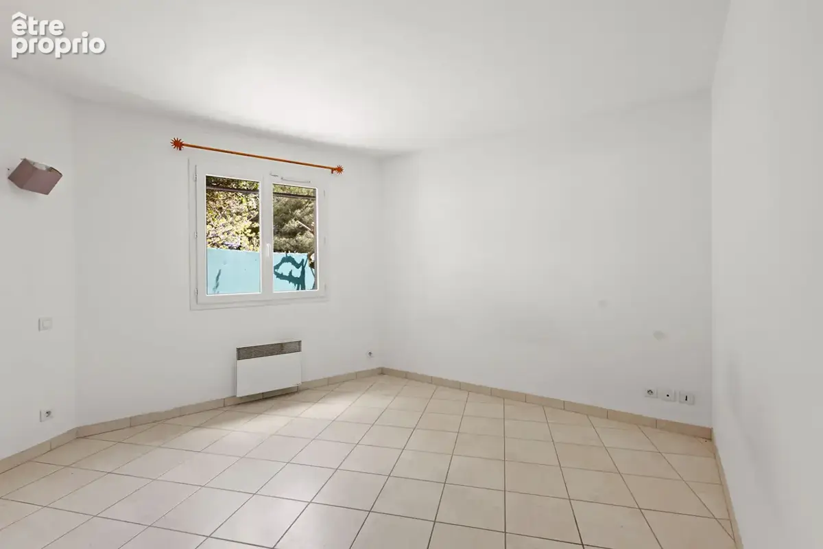 Maison de plain-pied, belle hauteur sous plafond, Environnement verdoyant. - photo 6