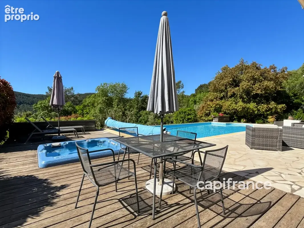 Villa avec piscine - 6 pièces - BAGNOLS EN FORET (83) - photo 5