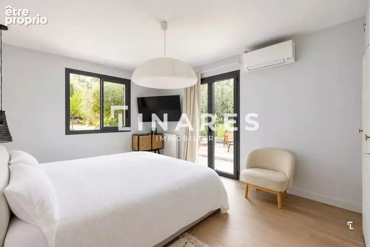 LA SUBLIME - Villa T6 de 232m² dont une dépendance aménagée de 50m² - Piscine - Terrain de 6700m² - 13400 AUBAGNE - photo 10