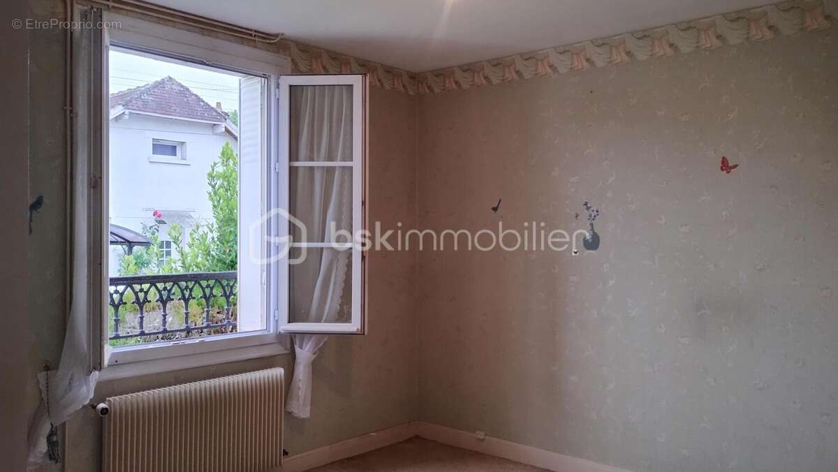 Maison 100 m² à Nazelles-Négron - photo 8