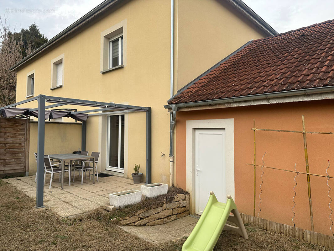Maison à MORESTEL