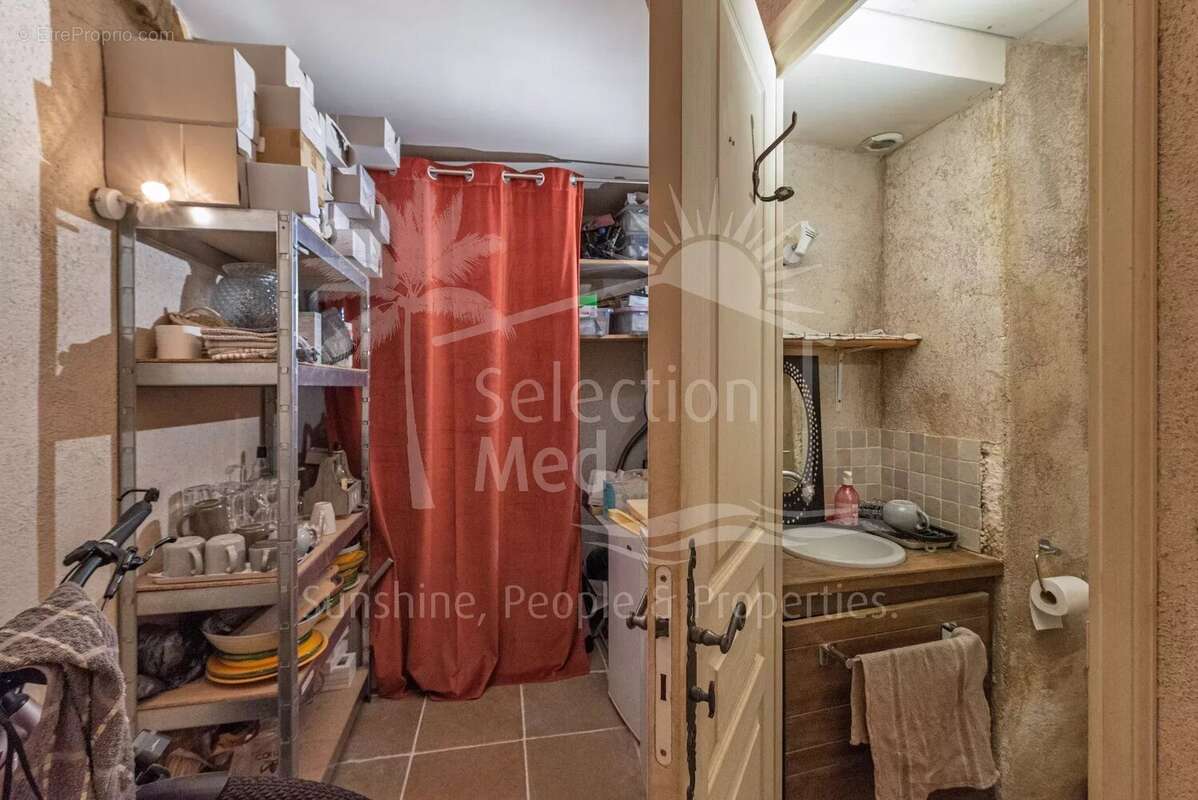 Commerce à VALBONNE