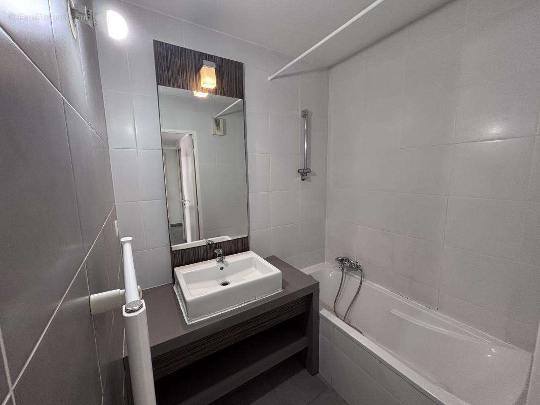 À vendre 13002 T3 Terrasse 2 chambres - photo 10
