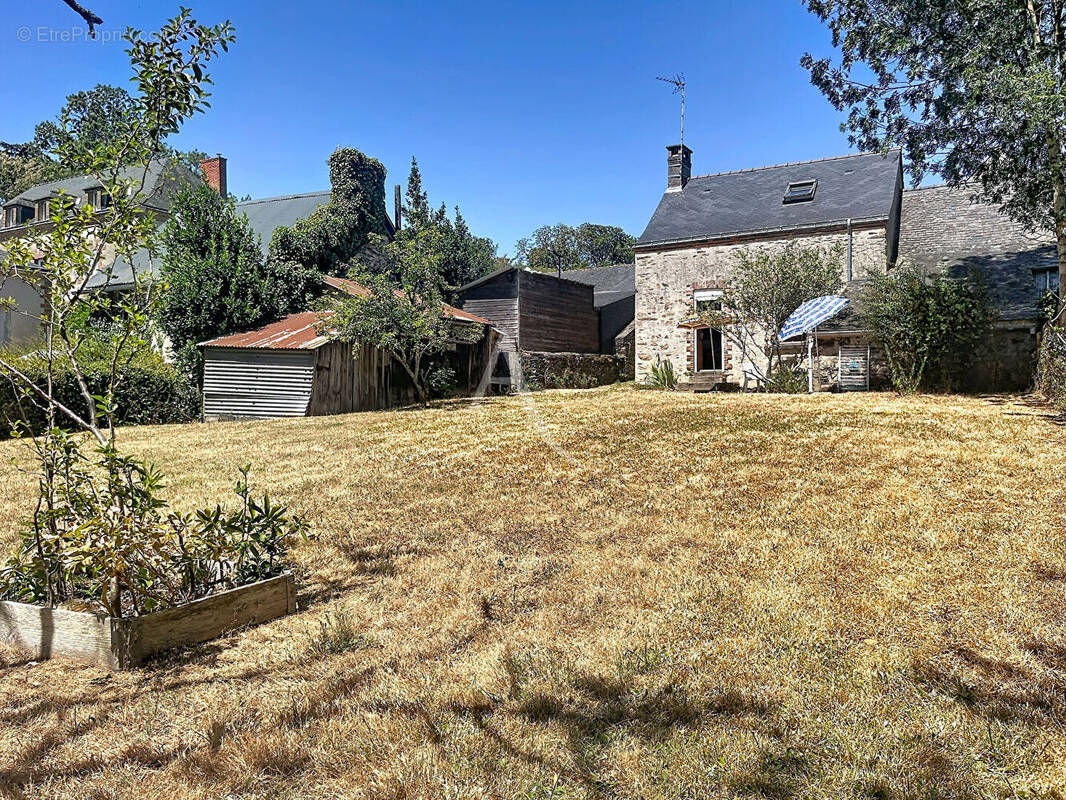 Maison à NOYANT-LA-GRAVOYERE