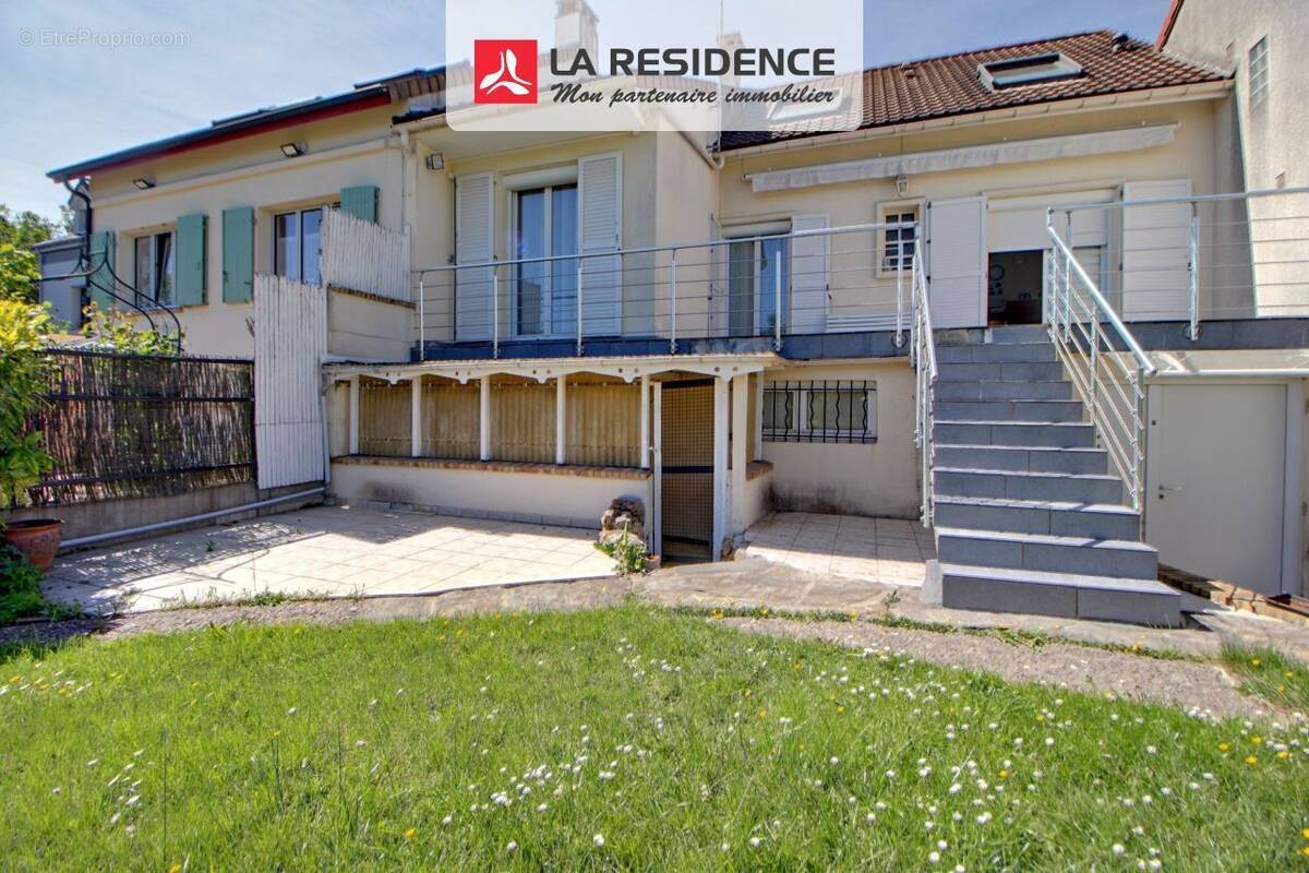 Maison 135 m² à Trappes  - photo 1