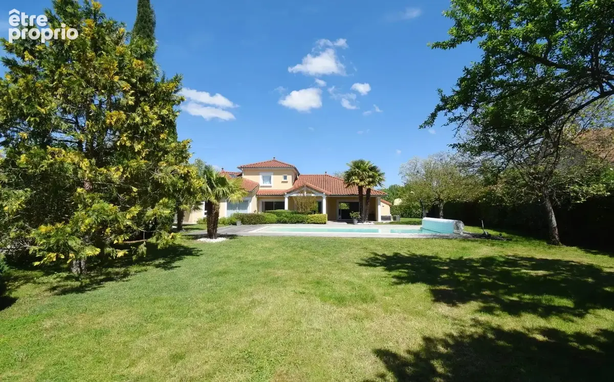 À VENDRE - Maison d'architecte avec piscine, dépendance aménagée et grange sur terrain arboré à 5 minutes de Vichy - photo 23