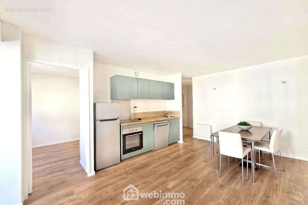 Une cuisine ouverte entièrement équipée. - Appartement à PARIS-15E
