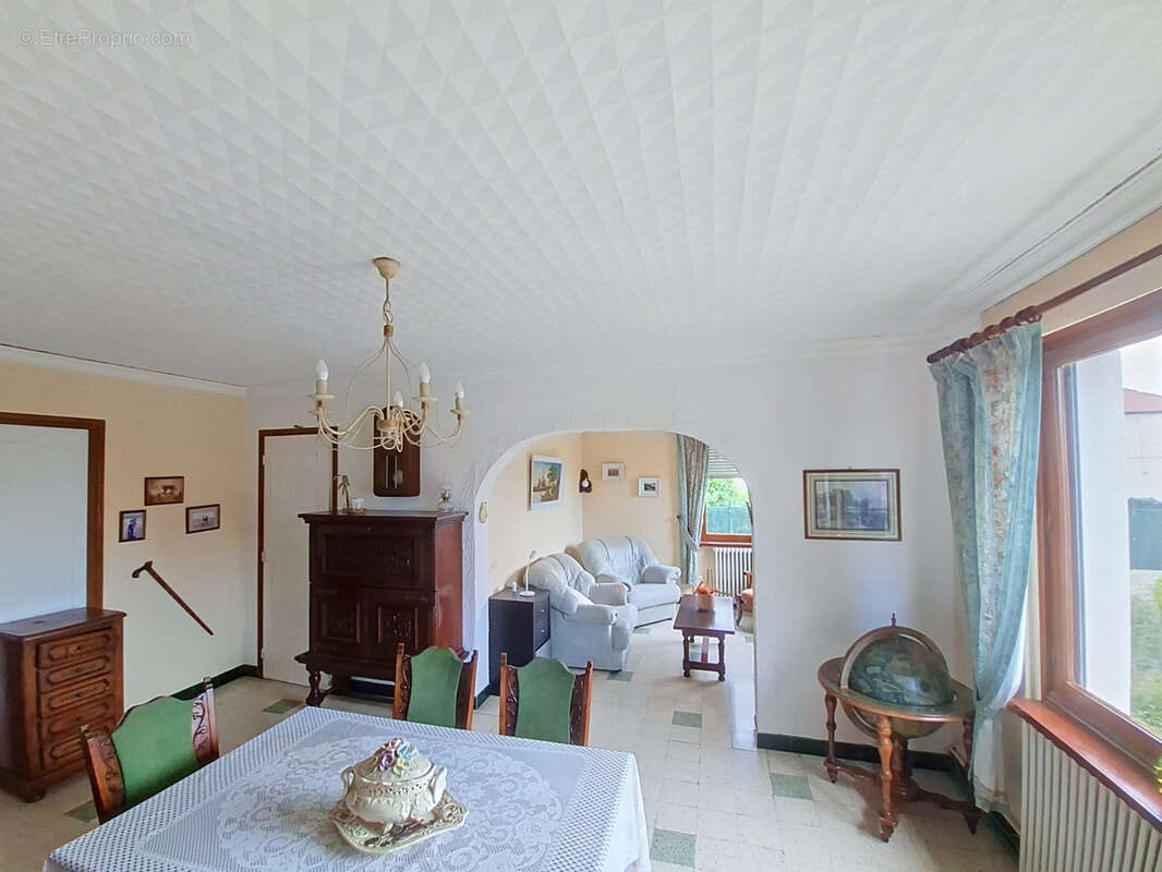 Maison à QUIEVRECHAIN