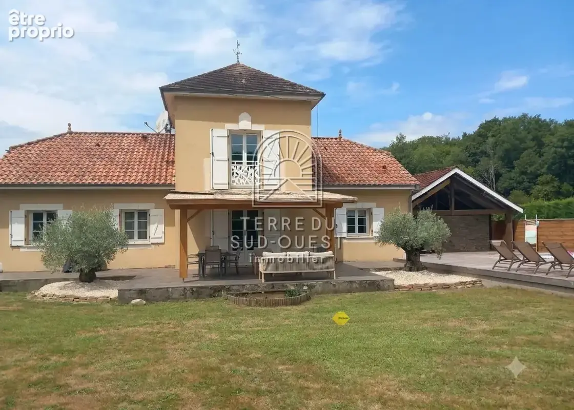 Maison familiale soignée avec piscine et espaces de vie généreux - photo 2