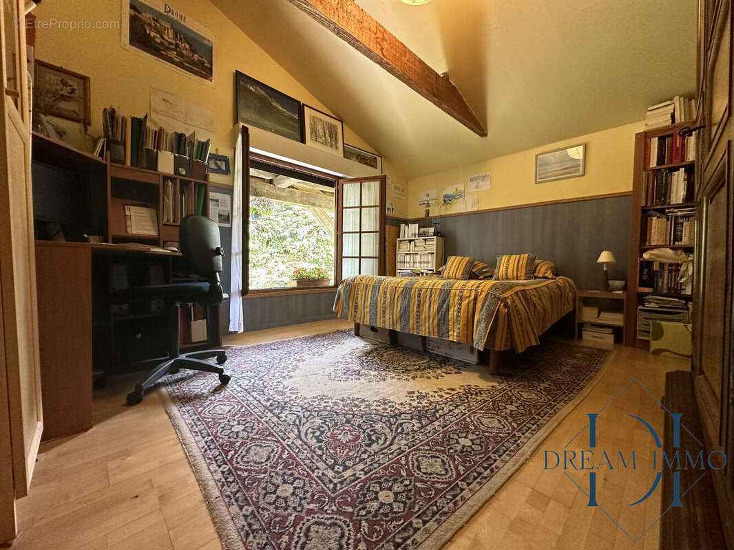 Grande chambre au rez-d-echaussée avec dressing. - Maison à PANILLEUSE