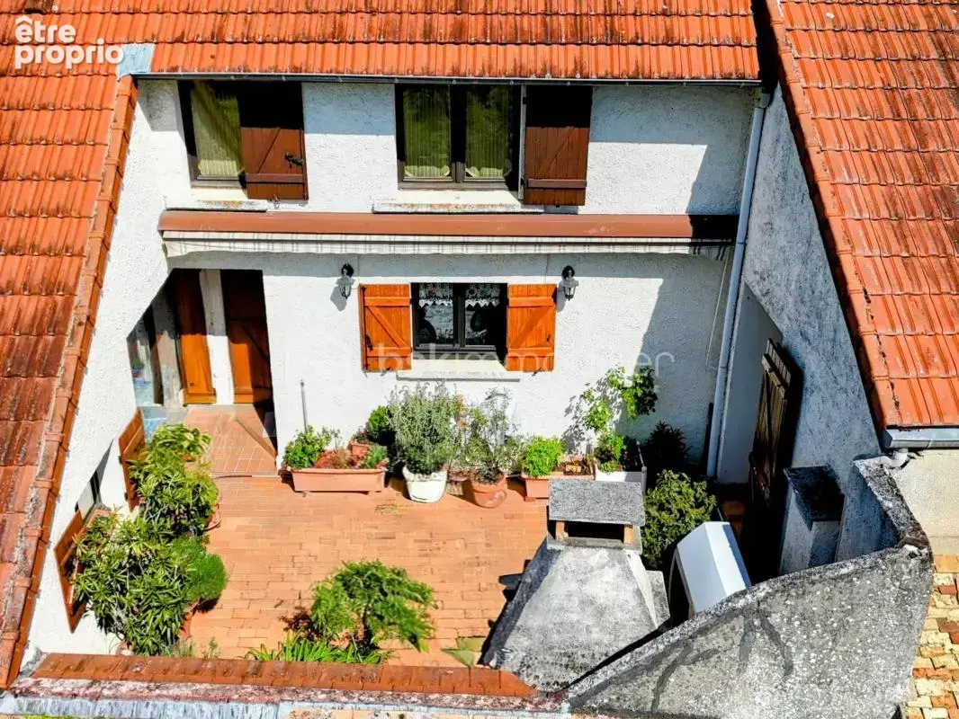 Plein cœur village, maison familiale av balcon et garage + appart. ind. F2 - photo 3