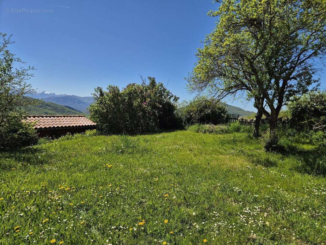 Maison de 380 m² à rénover avec jardin de 529 m². - photo 4