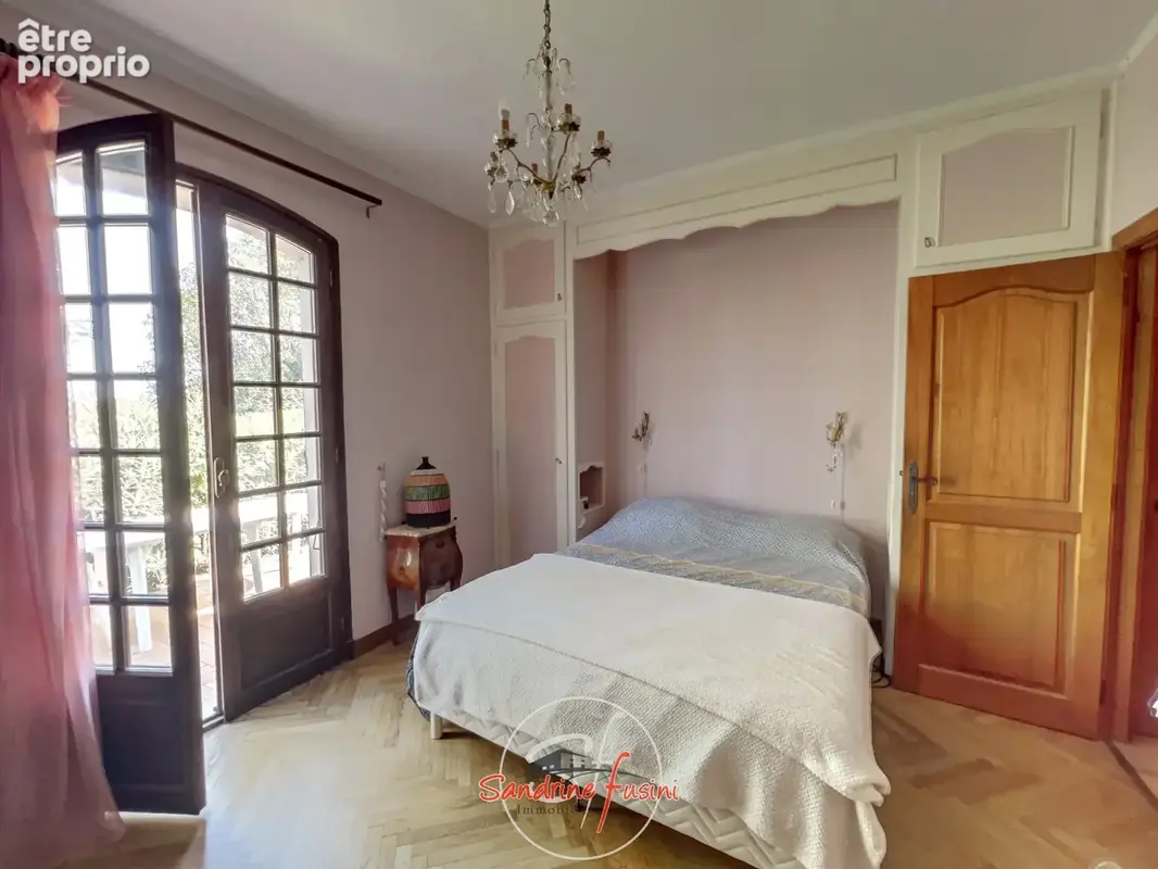 Villa de caractere - beaux volumes - piscine et terrain - photo 9