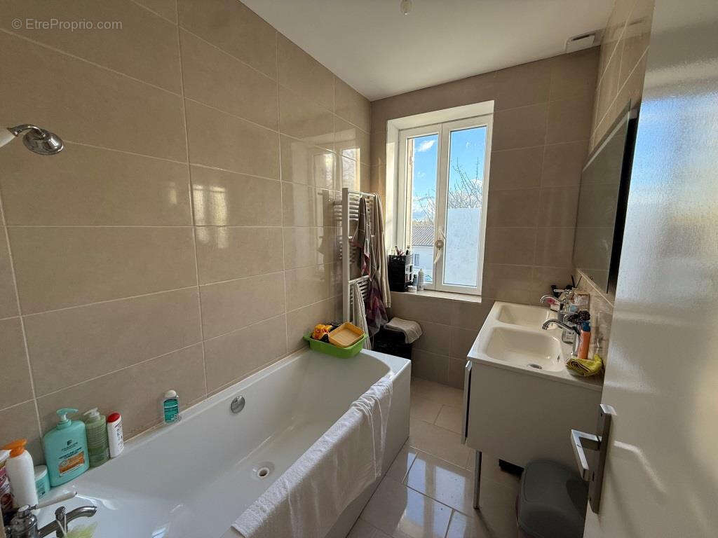 Maison à SAINT-YZAN-DE-SOUDIAC