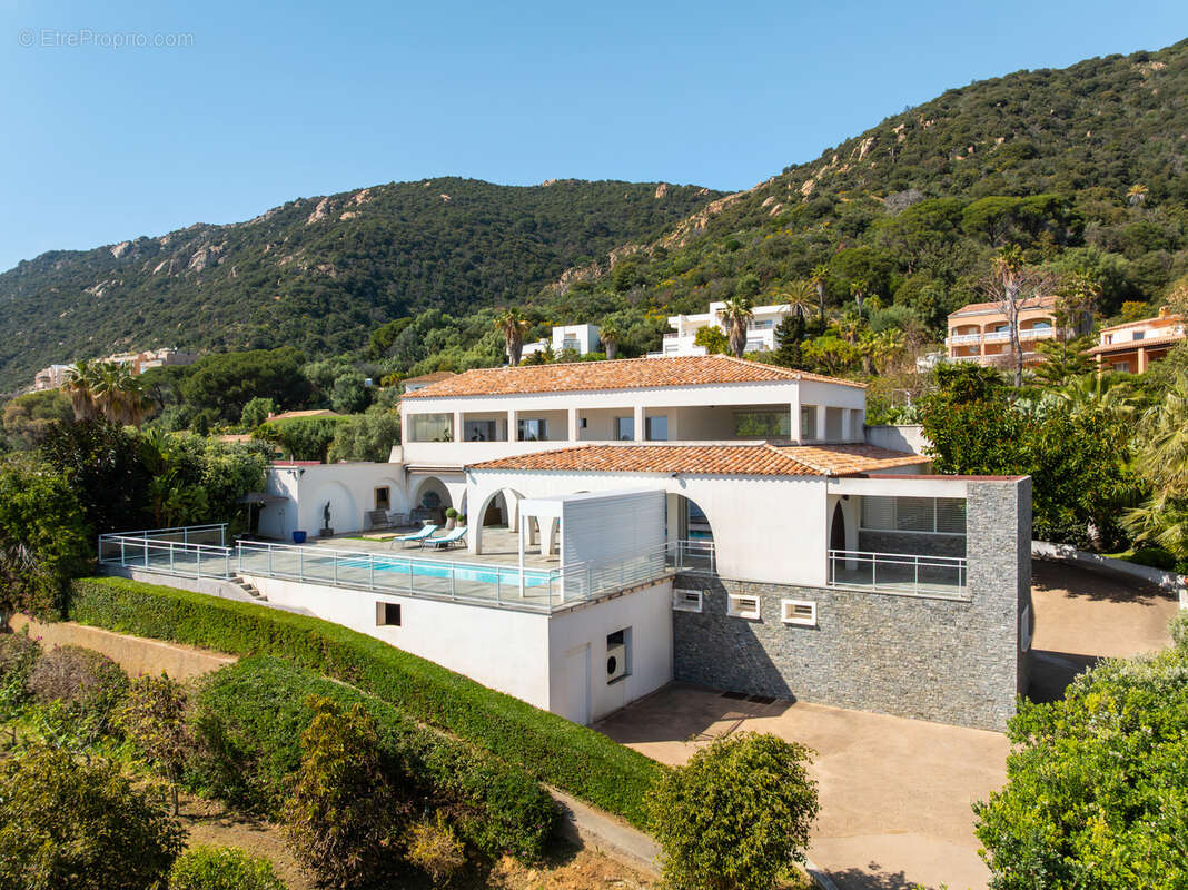 Villa de charme 300 m2 route des Sanguinaires avec vue mer et piscine - photo 2