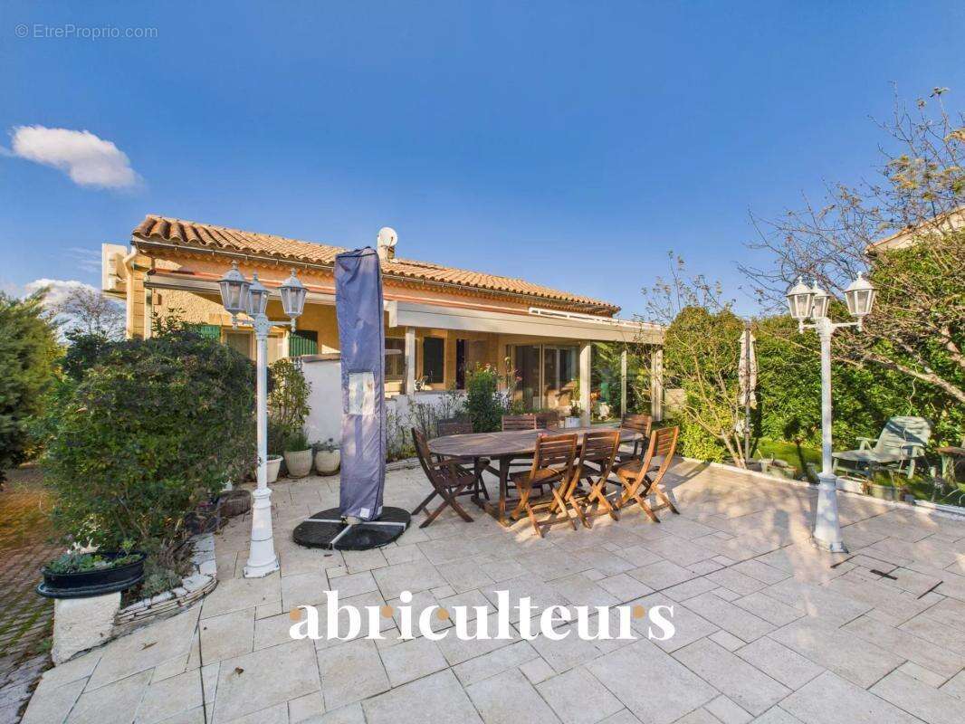 Maison à LA ROQUE-D&#039;ANTHERON