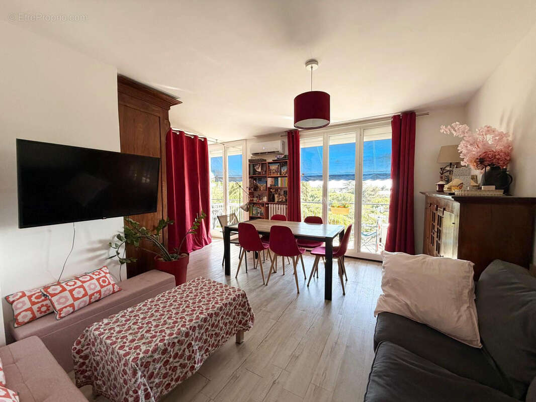 NIMES TRIANGLE DE LA GARE/ PARC JACQUES CHIRAC Appartement P3 BIS de 65m2 avec balcon, cave, place de parking - photo 3
