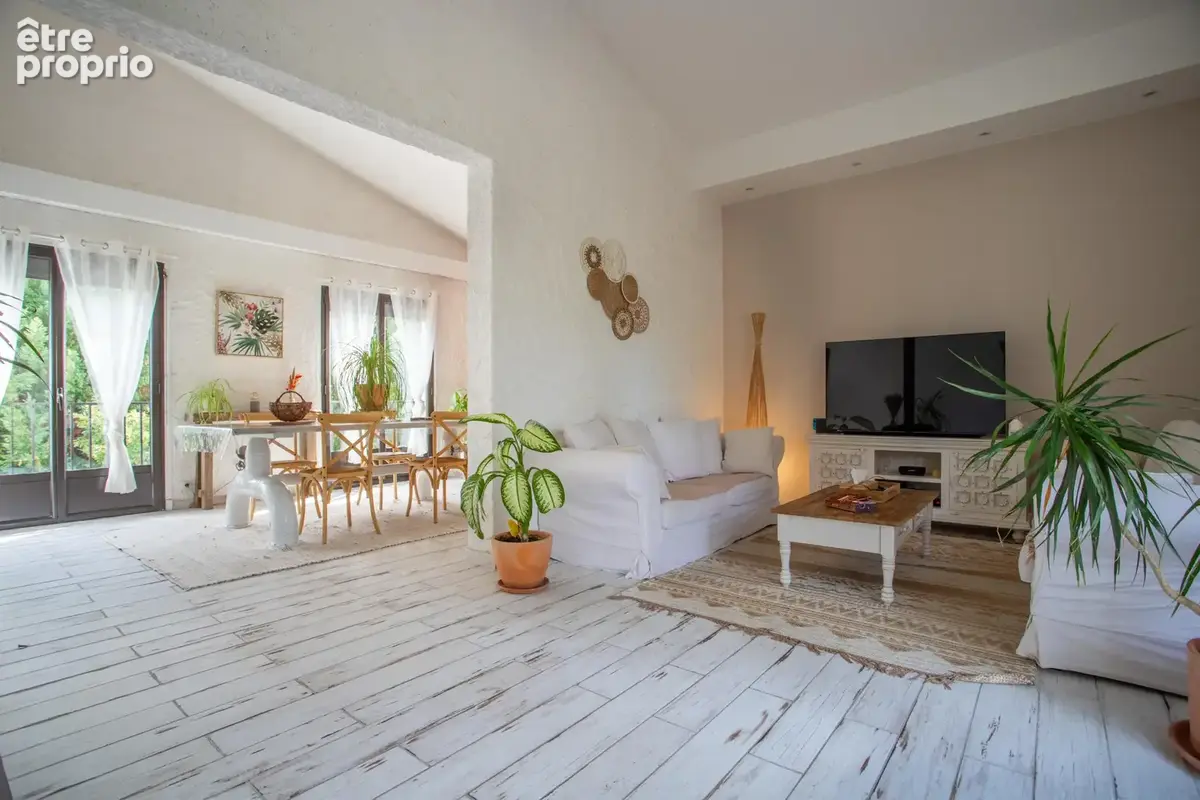 Une maison moderne avec piscine, jardin et parking - photo 13