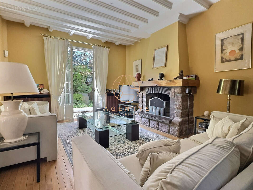 Maison à SAINT-MAUR-DES-FOSSES