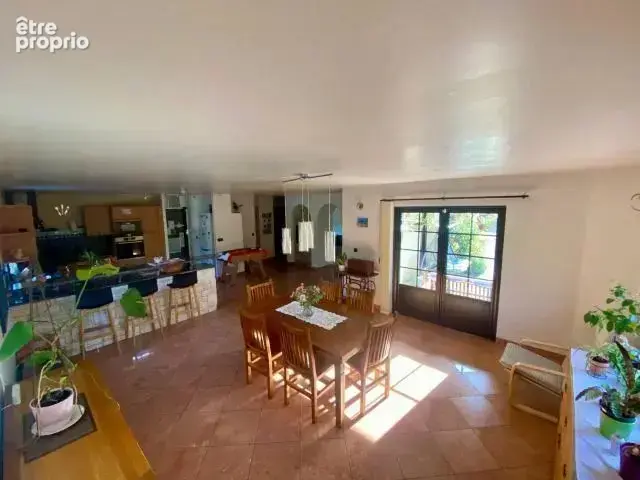 Maison de 162m2 implantée sur une parcelle de 1677m2 avec un vaste sous-sol - photo 2