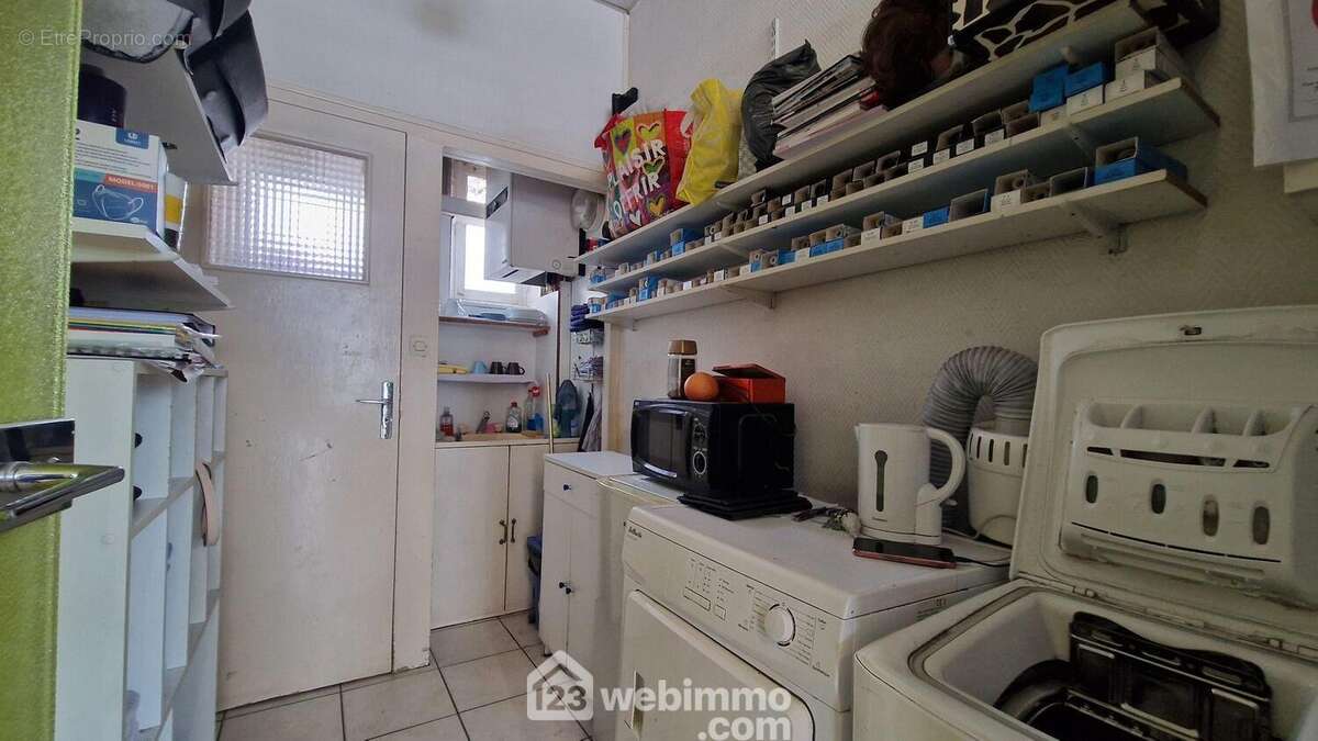 Une arrière boutique avec point d&#039;eau et wc - Commerce à LAON