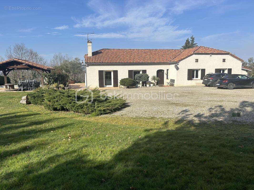 Belle maison plain pied - 4/5 chambres - veranda - piscine - terrain - photo 2