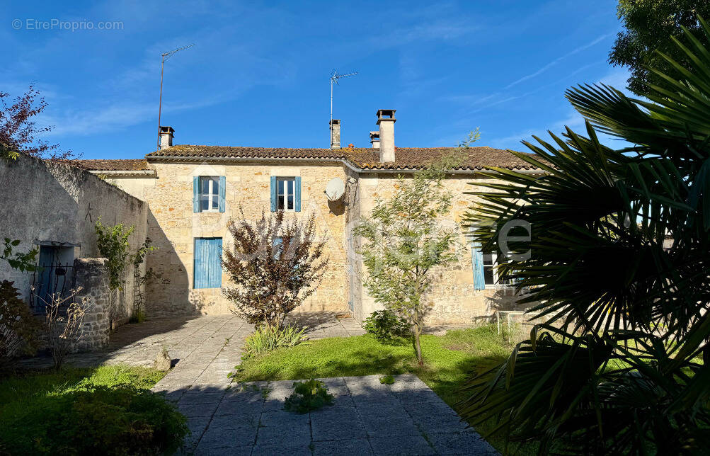 Maison à CHAILLEVETTE