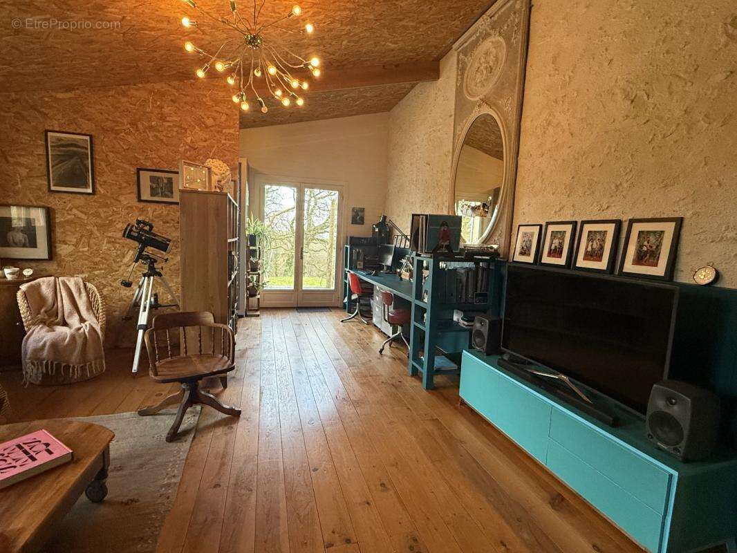 Maison à VIC-FEZENSAC