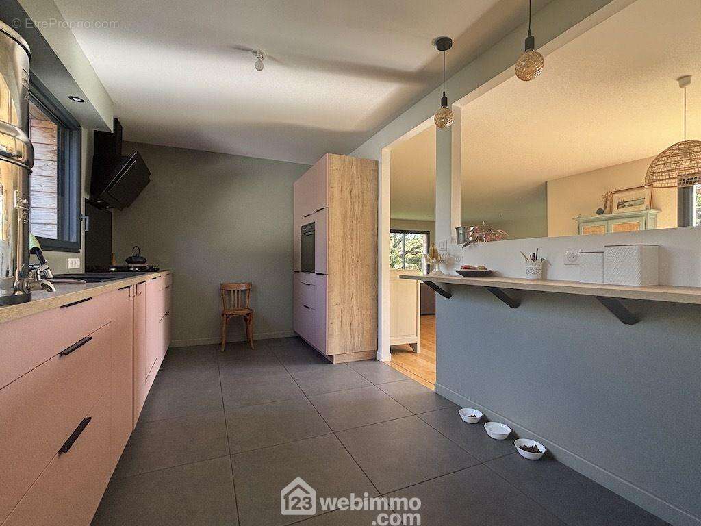 ... la cuisine semi-ouverte de 12 m2, - Maison à SAINT-GEORGES-LES-BAILLARGEAUX