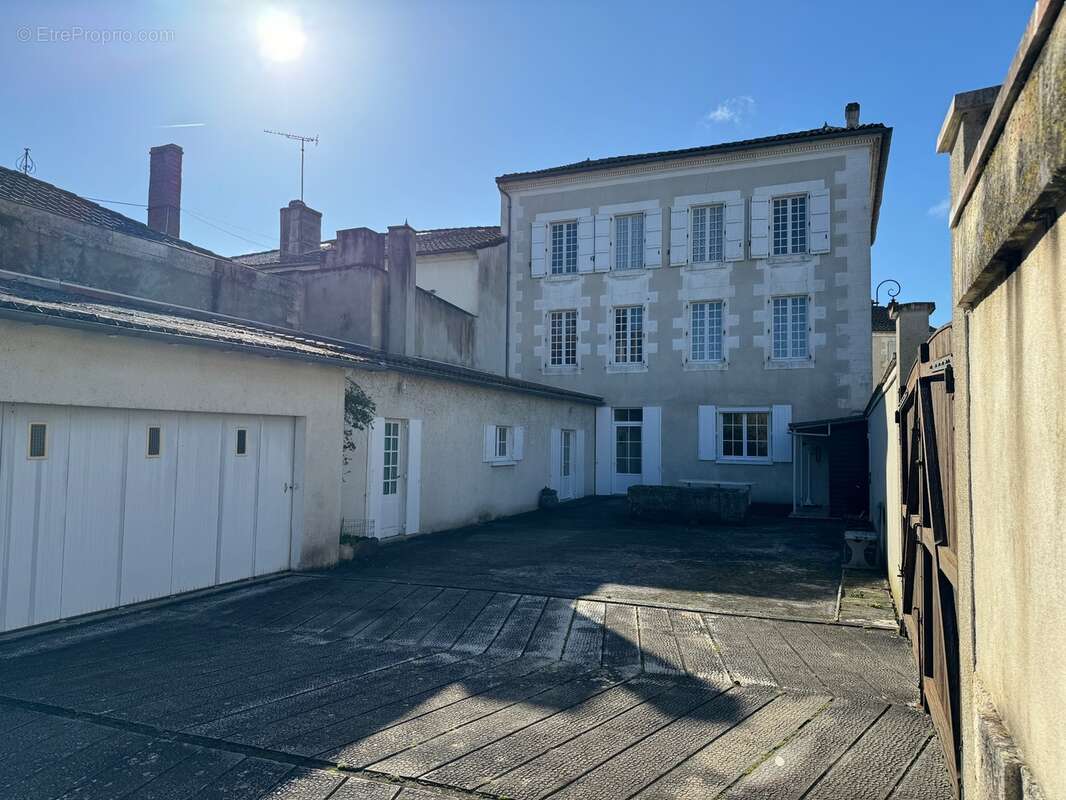 Maison à BLANZAC-PORCHERESSE