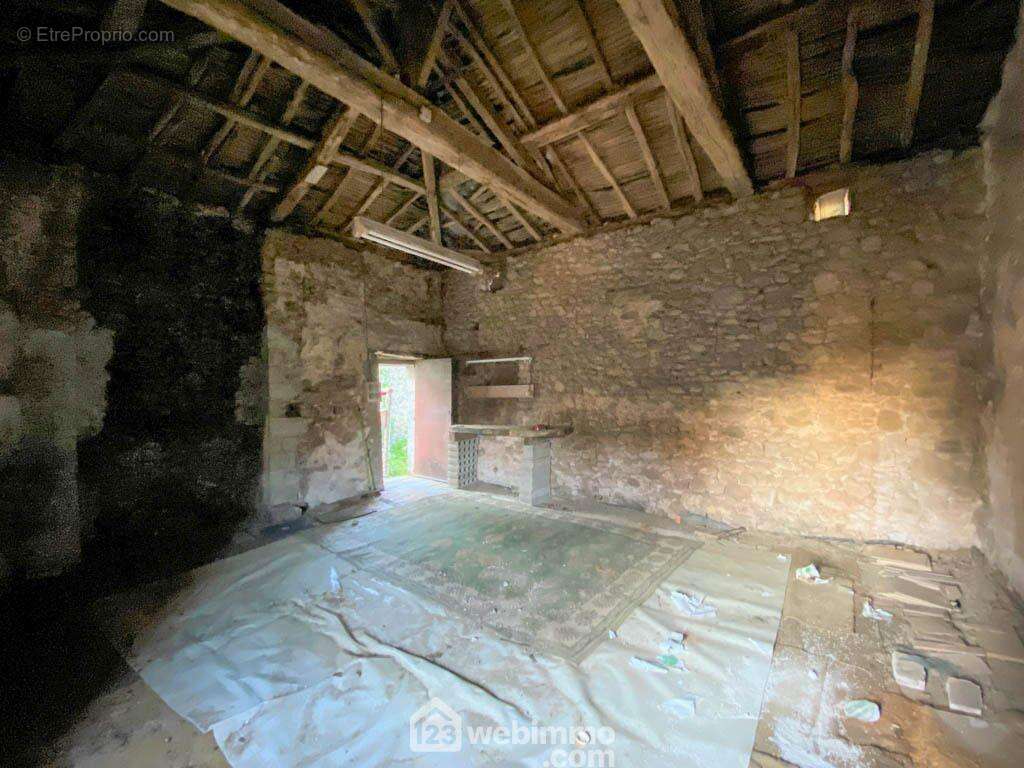 composée d'un grenier aménageable de 40 m² et d'une cave. - Maison à POUZAUGES