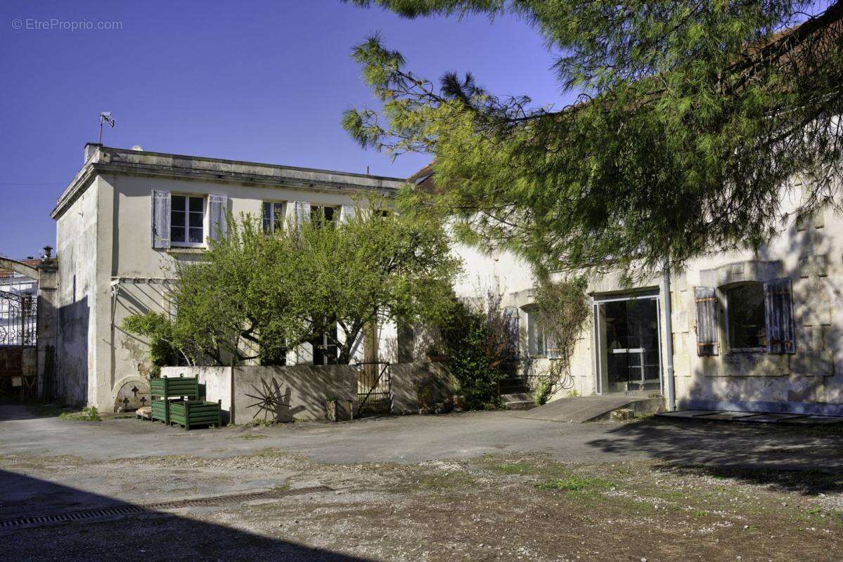 Maison à SAINT-JEAN-D'ANGELY