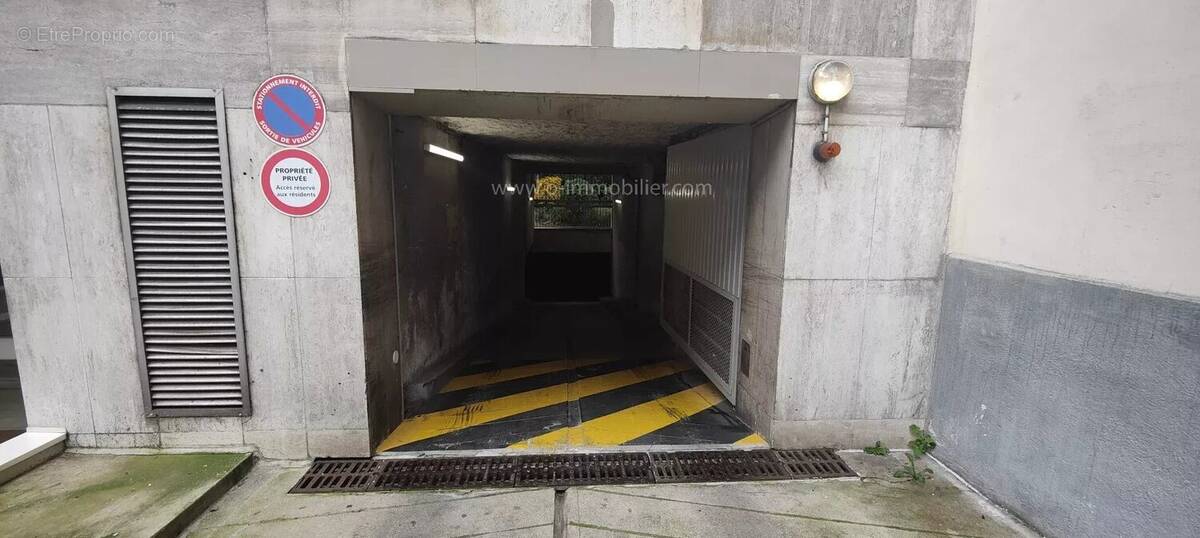 Parking à PARIS-11E